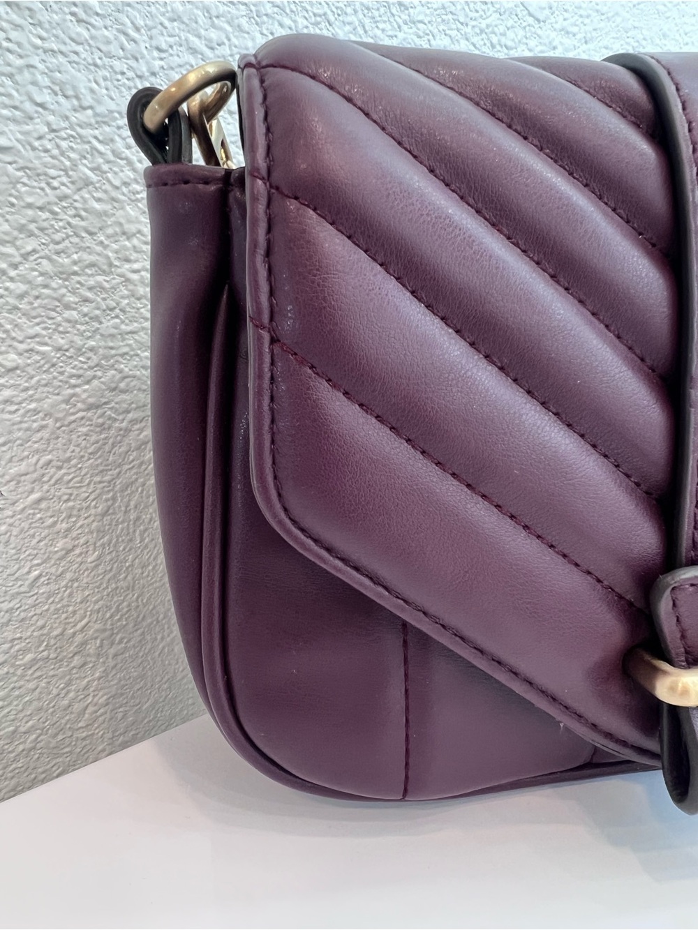 Purple Quilted Chevron Crossbody Bag Gold Chain Strap Plum Small Minimalist Chic - Picture 4 of 16